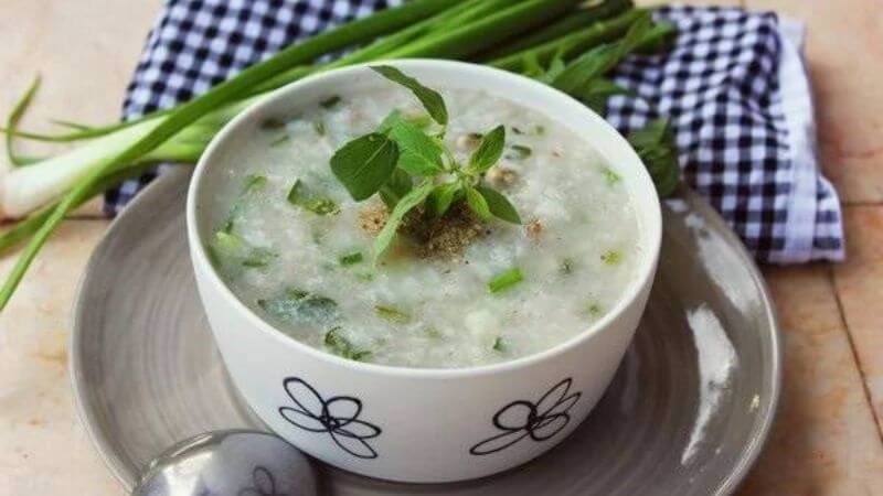 Bạn nên ăn cháo thịt bằm để cung cấp năng lượng, dễ tiêu khi bị ngộ độc