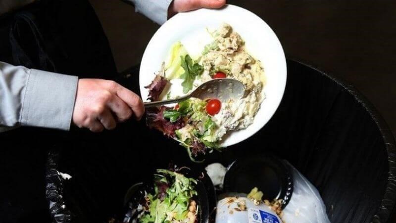 Khi bị ngộ độc thực phẩm, bạn nên ngừng ăn đồ ăn không đảm bảo chất lượng