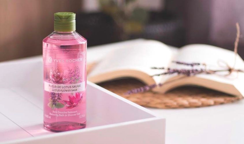 Sữa tắm Yves Rocher Lotus Flower & Sage – Hương sen và tinh dầu xô lôi cuốn