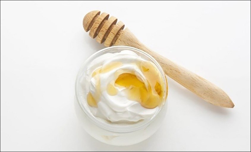 Xóa nếp nhăn vùng mắt bằng mật ong và sữa chua