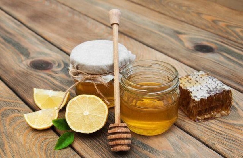 Mật ong và chanh giúp loại bỏ mảng bám và vi khuẩn