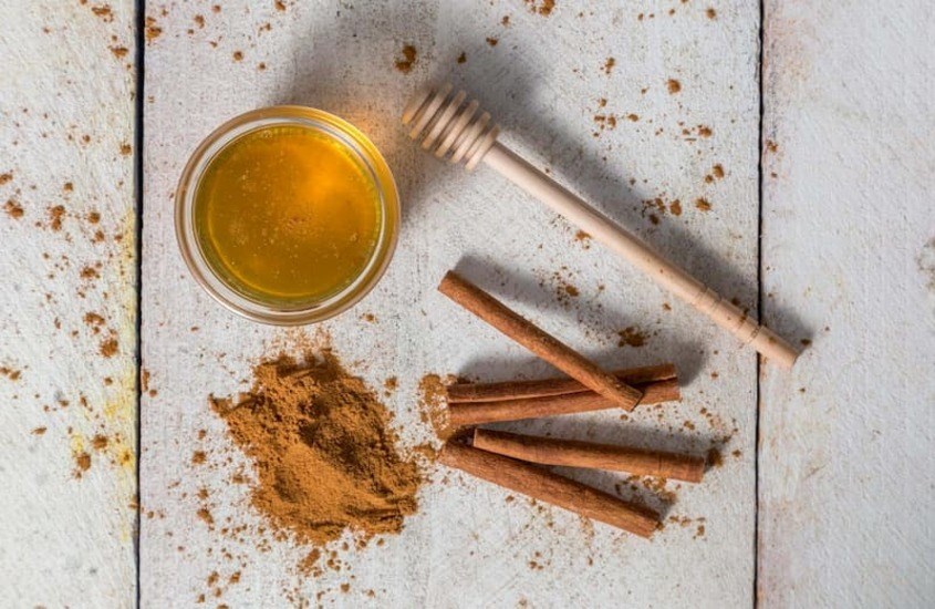 Mật ong và quế kháng viêm tốt cùng mùi hương dễ chịu