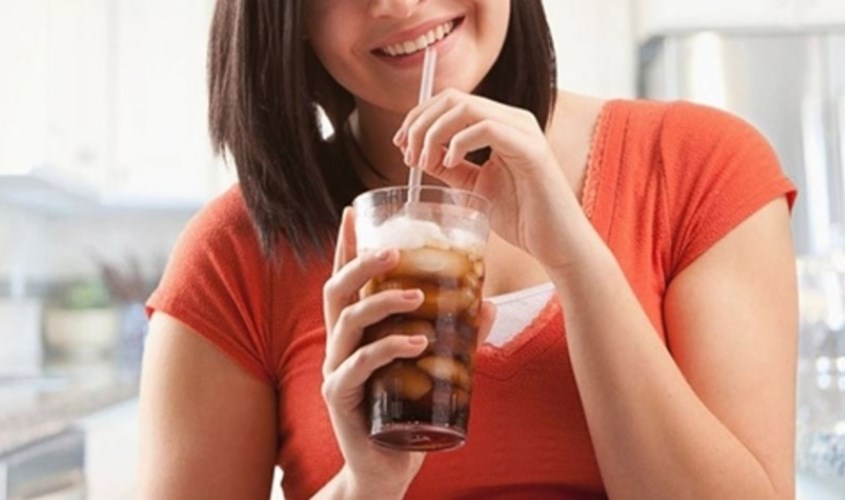 Mẹ bầu nên hạn chế dùng nước ngọt có ga