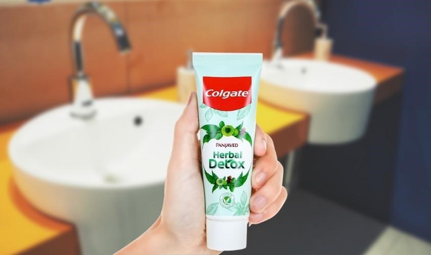 Kem đánh răng Colgate Herbal Detox giúp làm sạch sâu, loại bỏ cặn bẩn trong khoang miệng