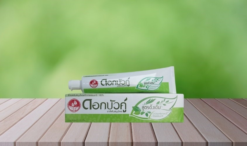 Tinh chất muối biển có trong sản phẩm giúp đánh tan mảng bám trên răng