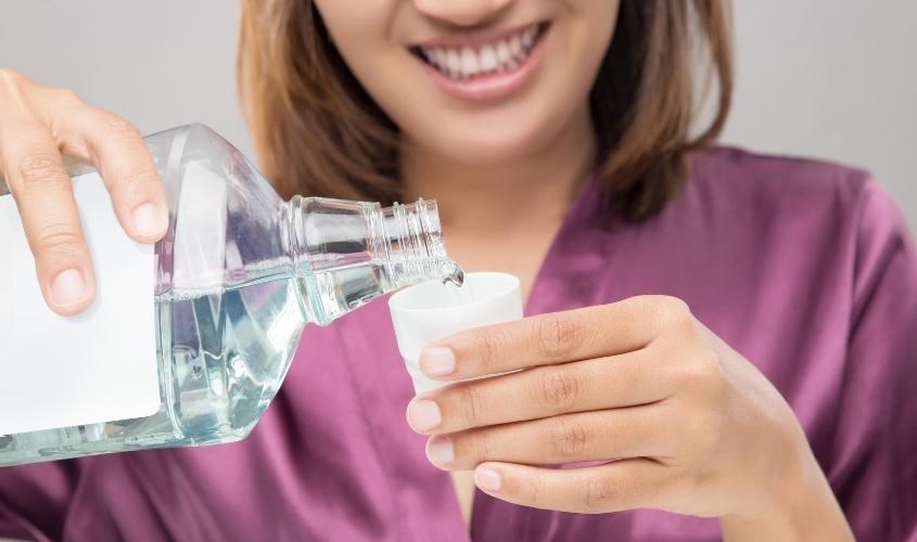 Sử dụng thêm nước súc miệng để làm sạch sâu hơn khoang miệng