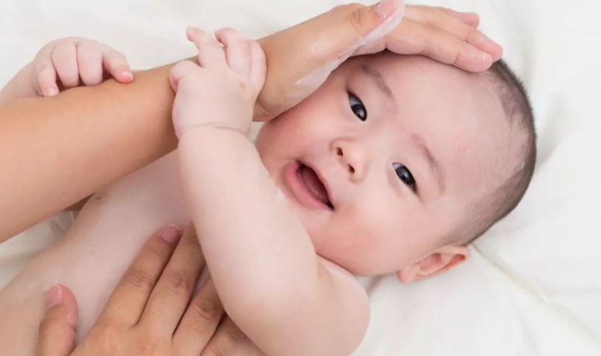 Phấn rôm Shiseido giúp trị hăm tã cho bé