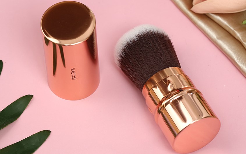 Dùng Cọ phủ nắp đậy Vacosi M21 để thoa phấn