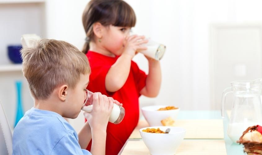 Cho bé uống 3 ly sữa mỗi ngày để bổ sung thêm các chất cần thiết