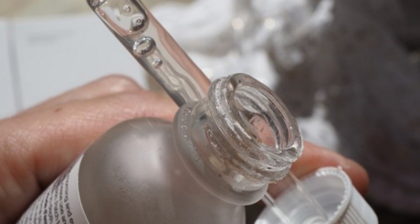 Sản phẩm giả sẽ có màu trắng trong suốt hoàn toàn