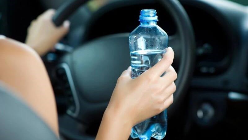 Uống nước có thể hạn chế say xe