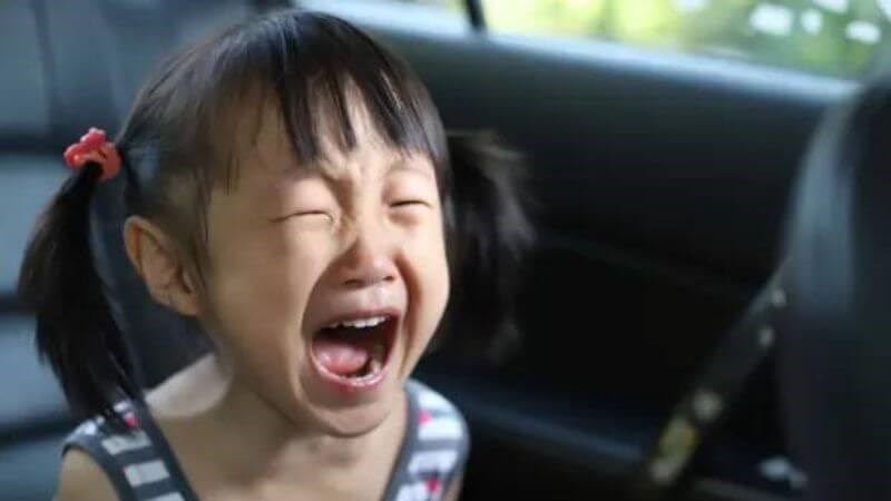 Trẻ quấy khóc có thể là do tác dụng phụ của thuốc chống say xe