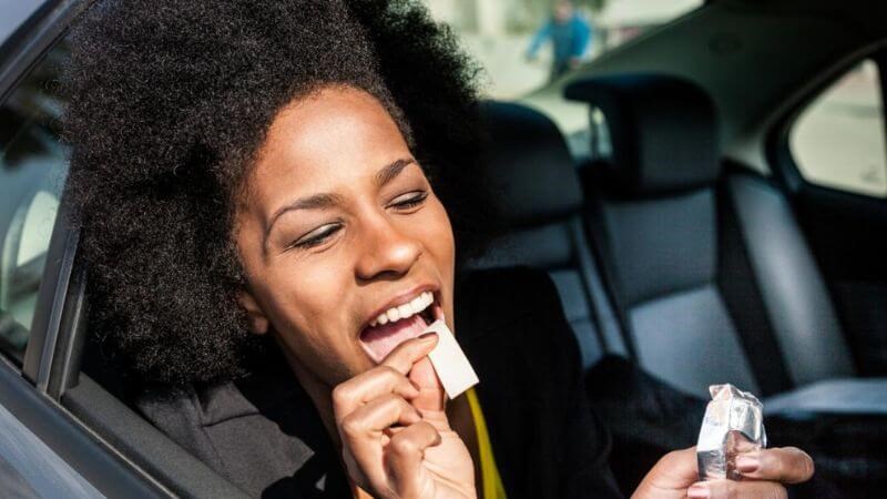 Nhai kẹo cao su giúp đầu óc tỉnh táo và chống say xe
