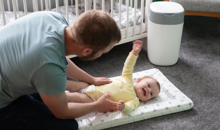 Vệ sinh lan da của bé thật sạch trước khi mặc bỉm