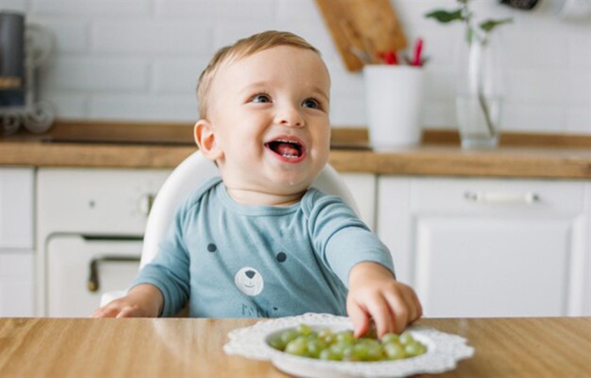 Bé có thể ngẩng cao đầu ở tư thế ngồi