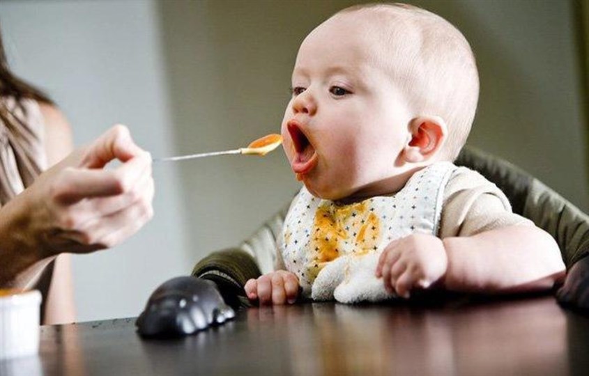 Bé sẽ nhìn theo và phản xạ đưa miệng ra khi thấy đồ ăn