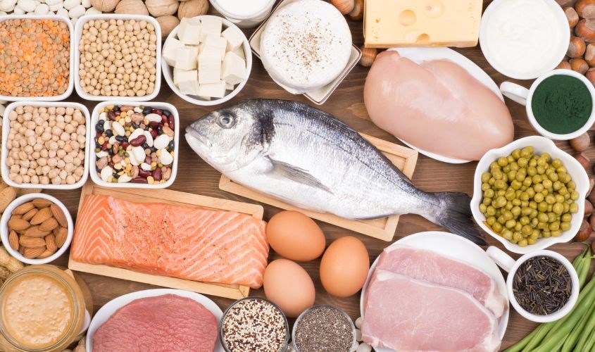 Khẩu phần ăn dặm chứa nhiều đạm cũng gây táo bón cho bé