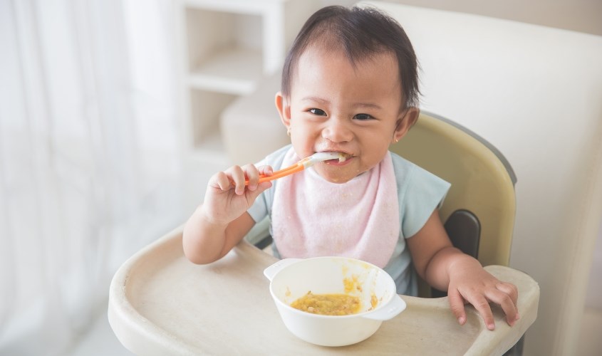 Hướng dẫn dùng muỗng ăn dặm cho bé