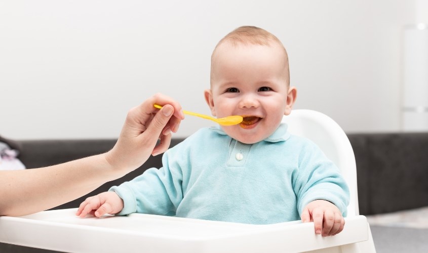 Mẹ nên cho bé dùng thìa ăn dặm từ khi 6 tháng tuổi