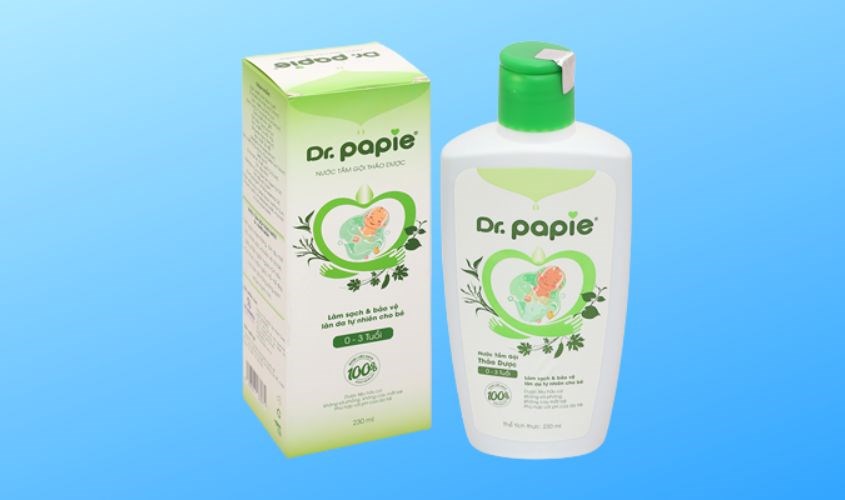THÔNG TIN SẢN PHẨM Đặc điểm nổi bật Tắm gội cho bé Dr.Papie kết hợp giữa 2 chức năng tắm gội tiện lợi, tiết kiệm cho mẹ. Sữa tắm gội cho bé có thành phần thảo dược thiên nhiên, không chứa xà phòng, không gây cay mắt bé và sau khi tắm gội không cần tráng lại với nước. Nước tắm gội cho bé Dr.Papie chiết xuất thảo dược 230 ml có hương thơm dịu nhẹ, lưu hương dài lâu. Công dụng Sữa tắm gội cho bé chai 230 ml chiết xuất từ lá Trà Shan tuyết có tác dụng thanh nhiệt, làm mát giúp chống rôm sảy, mẩn ngứa. Cỏ mần trầu giúp phòng chống ghẻ lở, viêm da, nhọt mủ. Các thành phần như khổ qua, kinh giới, sài đất, trầu không... cùng với nhiều acid amin và tinh dầu kháng sinh tự nhiên khác giúp chống viêm, kháng khuẩn, mụn nhọt cho da bé. Hướng dẫn sử dụng Chuẩn bị nước tắm  Lượng nước tắm sử dụng phụ thuộc vào mỗi trẻ. Pha theo tỷ lệ 2.5 ml nước tắm gội hòa trong 5 lít nước ấm. Cách tắm  Dung dịch dùng để tắm gội toàn thân: rửa mặt, gội đầu, ngâm người bé trong nước tắm. Trong trường hợp bị rôm sảy, mụn nhọt: xoa trực tiếp nước tắm gội lên vùng da bị rôm sảy, mụn nhọt khoảng 1 - 2 phút, sau đó tắm bé trong nước ấm đã pha. Tắm, gội xong lau khô người, không tráng lại bằng nước thông thường. Hướng dẫn bảo quản  Bảo quản nơi khô ráo, thoáng mát, tránh ánh nắng trực tiếp. Xem thêm Nước tắm gội cho bé Dr.Papie chiết xuất thảo dược 230 ml