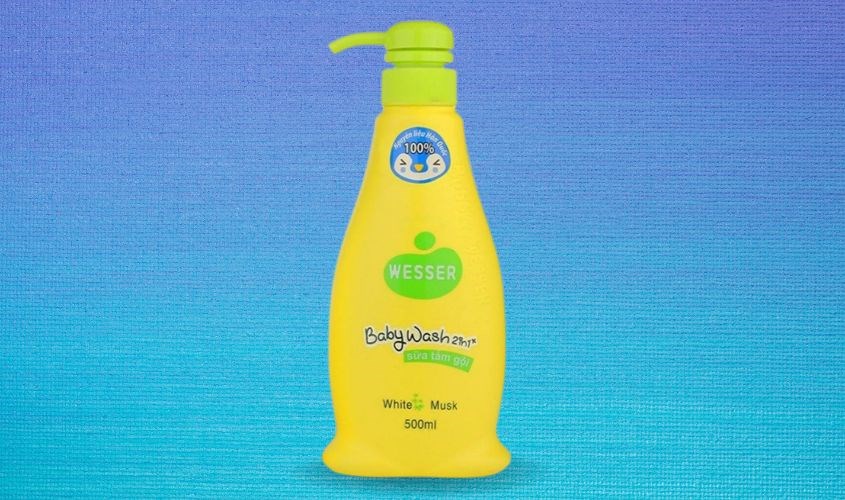 THÔNG TIN SẢN PHẨM Đặc điểm nổi bật Sữa tắm gội cho bé là sự kết hợp giữa 2 chức năng tắm gội tiện lợi, tiết kiệm cho mẹ. Sữa tắm gội cho bé Wesser 2 trong 1 hương cỏ xạ hương 500 ml với nguyên liệu 100% từ Hàn Quốc an toàn, lành tính giúp xoa dịu làn da. Sữa tắm gội Wesser chứa nhiều kháng sinh, chống rôm sảy cho bé. Sữa tắm gội cho bé Wesser 500ml với hương cỏ xạ hương dịu nhẹ, thơm mát. Sản phẩm không có cồn, chất gây dị ứng và không gây cay mắt bé. Thành phần nổi bật và công dụng Oải hương: Có tác dụng kháng khuẩn và kháng nấm có hại cho da. Cây kinh giới: Có chứa nhiều kháng sinh tự nhiên giúp phòng chống rôm sẩy, mẩn ngứa, mụn nhọt. Xạ hương: Giúp tăng cường khả năng làm sạch da. Hương thảo: Giúp da chống lại tình trạng viêm, kích ứng đồng thời cung cấp độ ẩm giúp tóc mọc dày hơn và bóng mượt hơn. Hướng dẫn sử dụng Lấy 1 lượng vừa đủ sữa tắm gội xoa lên tóc ướt. Massage nhẹ nhàng quanh đầu bé để tạo bọt. Lấy 1 lượng sữa tắm gội vừa đủ thoa lên người bé để tạo bọt và kỳ cọ làm sạch cơ thể. Xả tóc và tắm lại cho bé bằng nước sạch. Hướng dẫn bảo quản  Bảo quản nơi khô ráo, thoáng mát, tránh ánh nắng trực tiếp. Xem thêm Sữa tắm gội cho bé Wesser 2 trong 1 hương cỏ xạ hương 500 ml