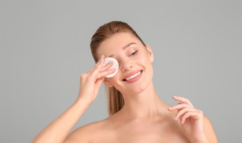 Những lưu ý khi dùng nước tẩy trang cho da hỗn hợp thiên dầu