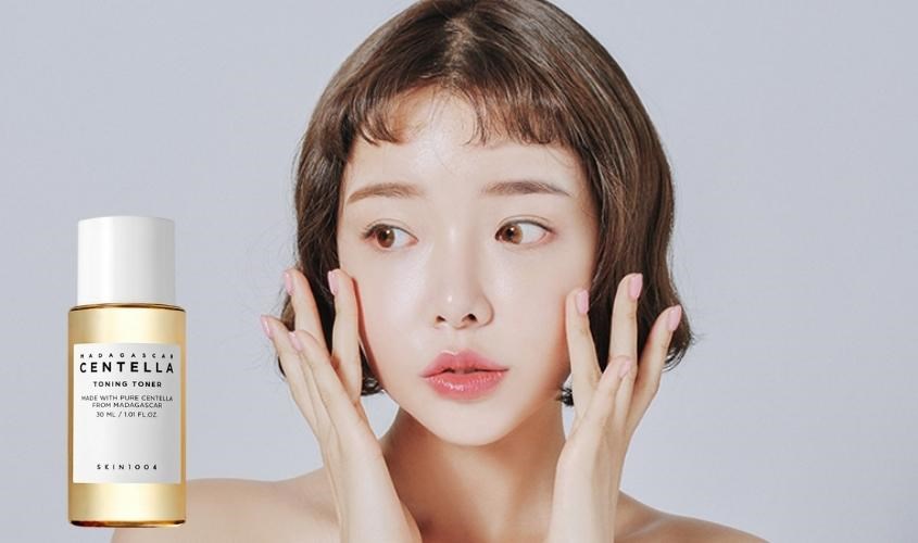 Thoa toner Skin1004 Madagascar Centella Toning bằng tay Thoa toner Skin1004 Madagascar Centella Toning bằng tay