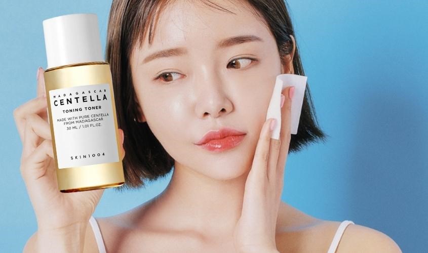Dùng bông tẩy trang để thoa toner Skin1004 Madagascar Centella Toning Dùng bông tẩy trang để thoa toner Skin1004 Madagascar Centella Toning