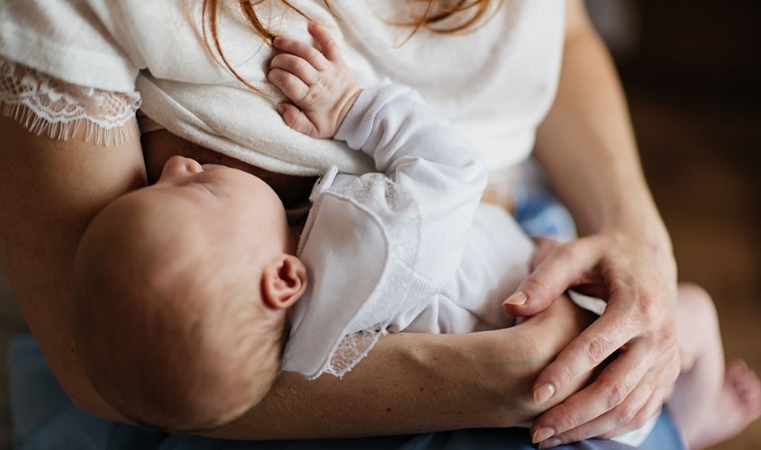 Bạn nên cho con bú ở ngực bị tắc tia sữa trước 