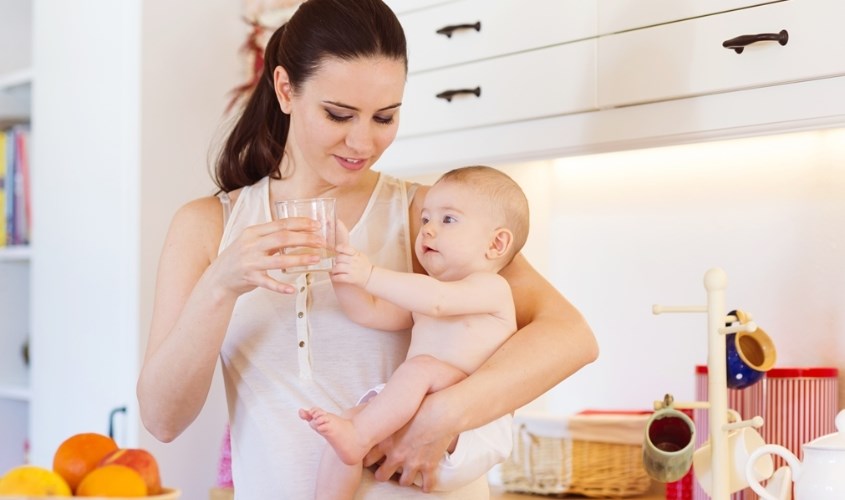 Mẹ cần phải uống nhiều nước trong thời gian cho bé bú