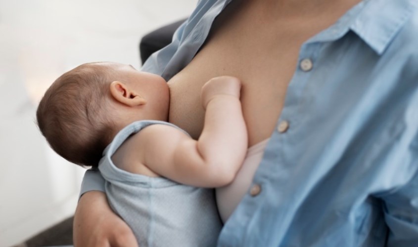 Mẹ đang trong giai đoạn cho con bú không nên sử dụng bia rượu, nước ngọt, chất kích thích