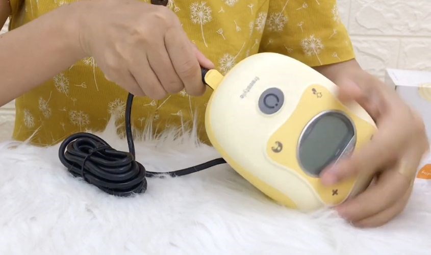 Kiểm tra kỹ cách đặt phễu, sau đó tiến hành cắm điện