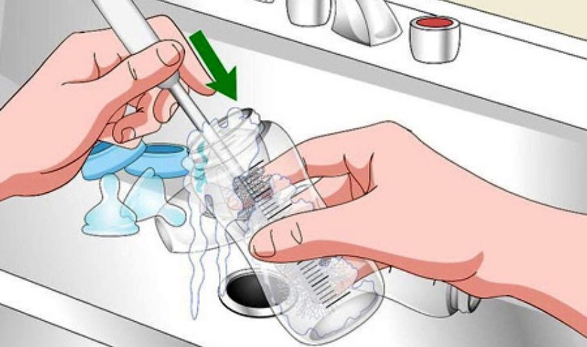  Sử dụng những bàn chải có lông mịn, nhẹ nhàng làm sạch bình sữa