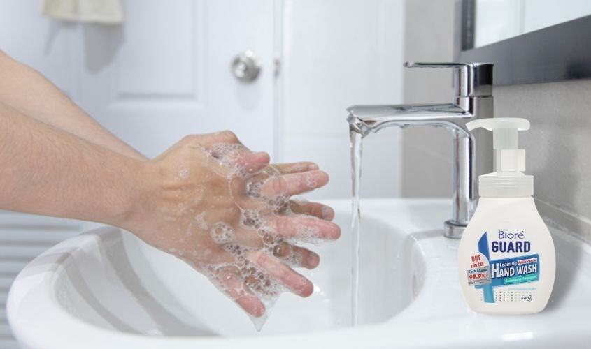 Dùng Bọt rửa tay Bioré hương khuynh diệp chai 250 ml để vệ sinh tay