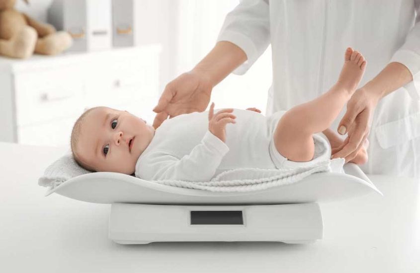 Nên thay đổi size tã khi bé tăng cân