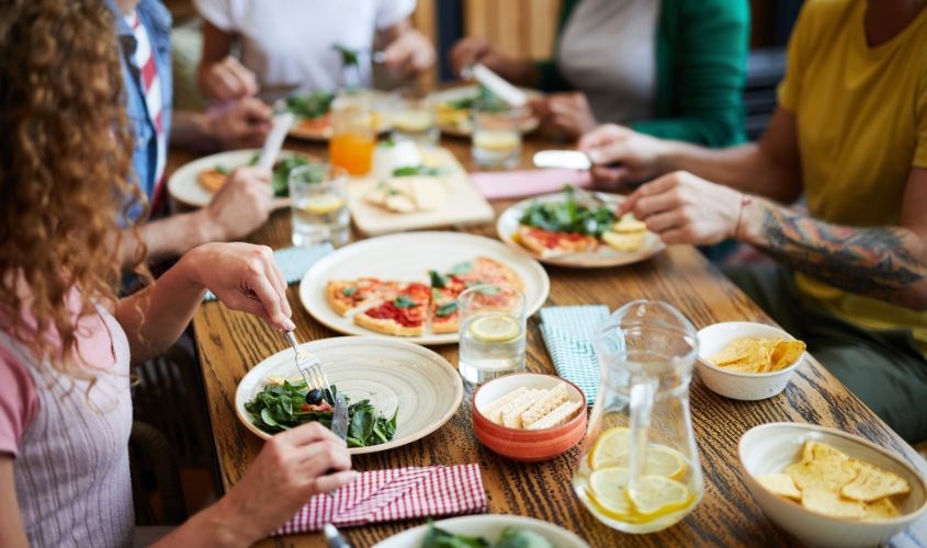 Không dùng sữa để thay thế cho các bữa chính