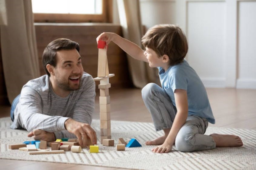 Dạy trẻ tăng động giảm chú ý bằng cách cùng con chơi. Ảnh: iStock Dạy trẻ tăng động giảm chú ý