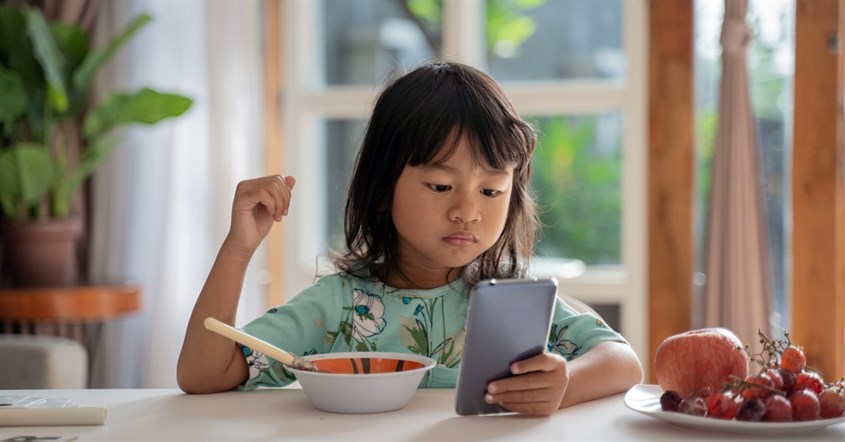 Hạn chế cho trẻ chậm nói tiếp xúc nhiều với các thiết bị điện tử