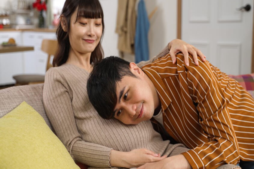 Cha mẹ trò chuyện cùng con là một nguyên tắc thai giáo 3 tháng cuối. Nguồn hình Istock Thai giáo 3 tháng cuối thai kỳ