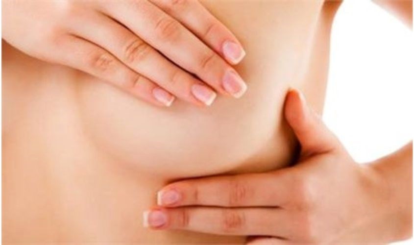 Mẹ massage ngực bằng cách dùng 2 bàn tay đặt lên bầu ngực