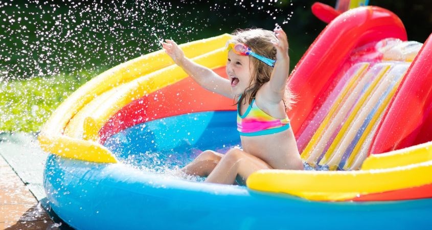 Bé chơi bể bơi phao