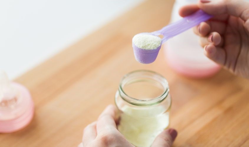 Đong khoảng 5 thìa bột sữa gạt ngang