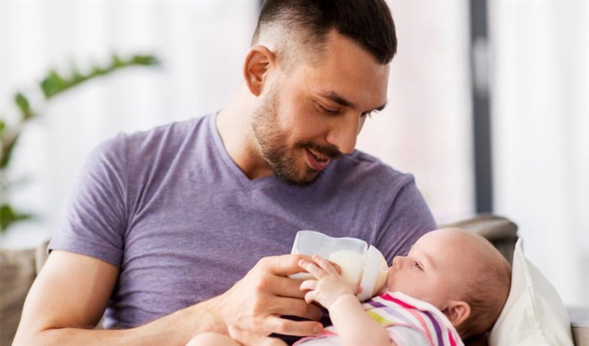 Ba giúp mẹ cho bé bú bình