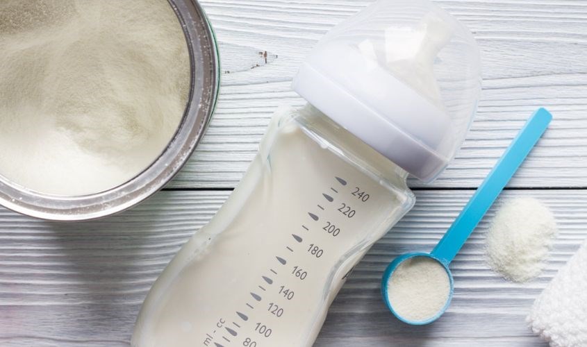 Nên để bé dùng sữa mẹ rồi sau đó mới đến sữa bột