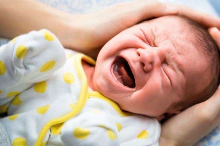 Khủng hoảng ngủ khiến trẻ hay cáu gắt khiến mẹ lo lắng