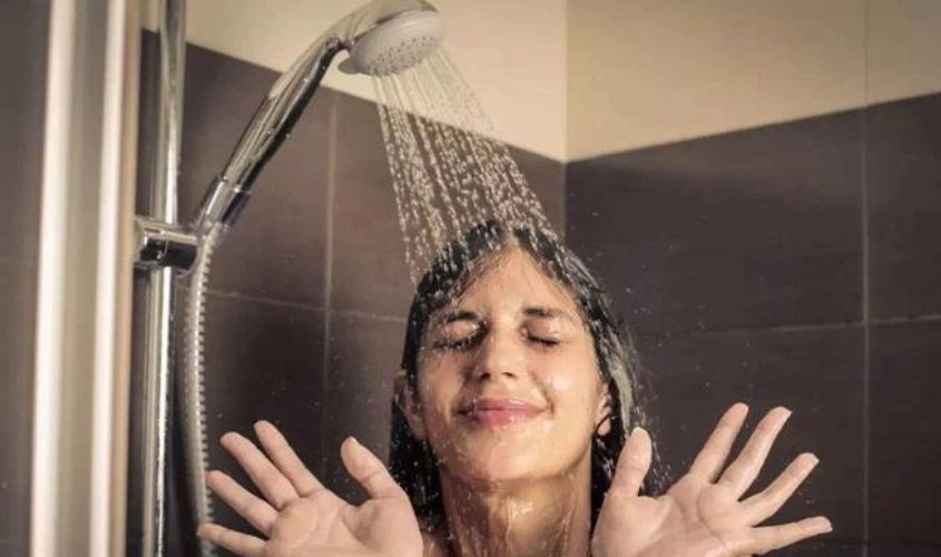 Không nên rửa mặt khi tắm