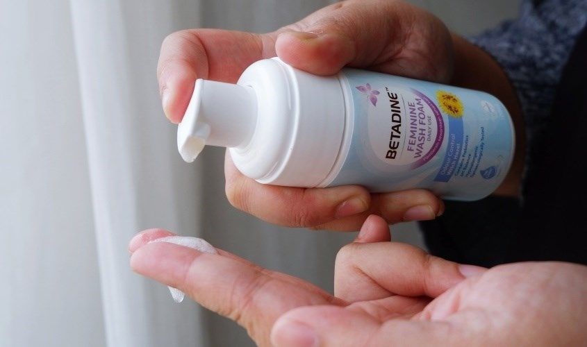 Dung dịch vệ sinh Betadine màu xanh