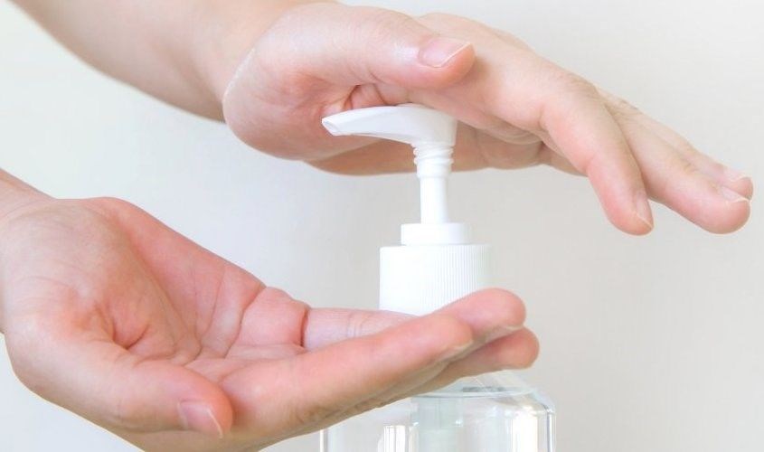 Bạn ấn nhẹ đầu pump để lấy ra một lượng dung dịch vừa đủ