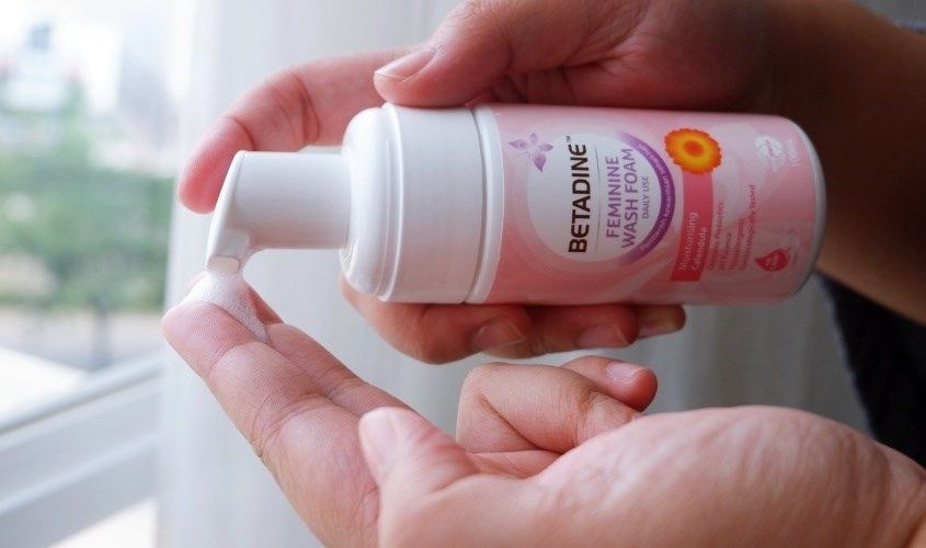 Dung dịch vệ sinh Betadine màu hồng