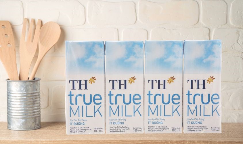 Lốc 4 hộp sữa tươi TH true MILK ít đường 180 ml